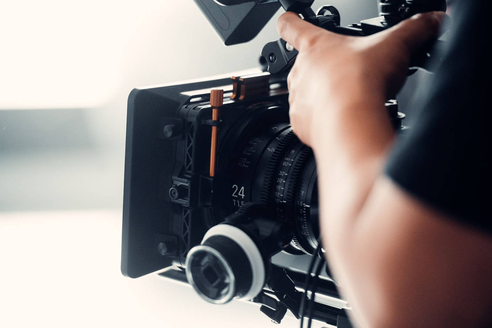 Operatore con una cinepresa professionale durante una ripresa